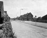 856931 Gezicht op de Amsterdamsestraatweg te Utrecht, met links de huizen Amsterdamsestraatweg 651 -lager en rechts op ...